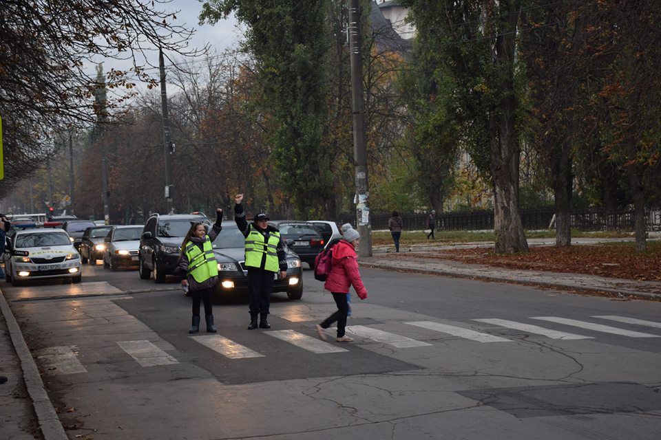 Дети помогали патрульным инспекторам управлять дорожным движением на "зебрах"