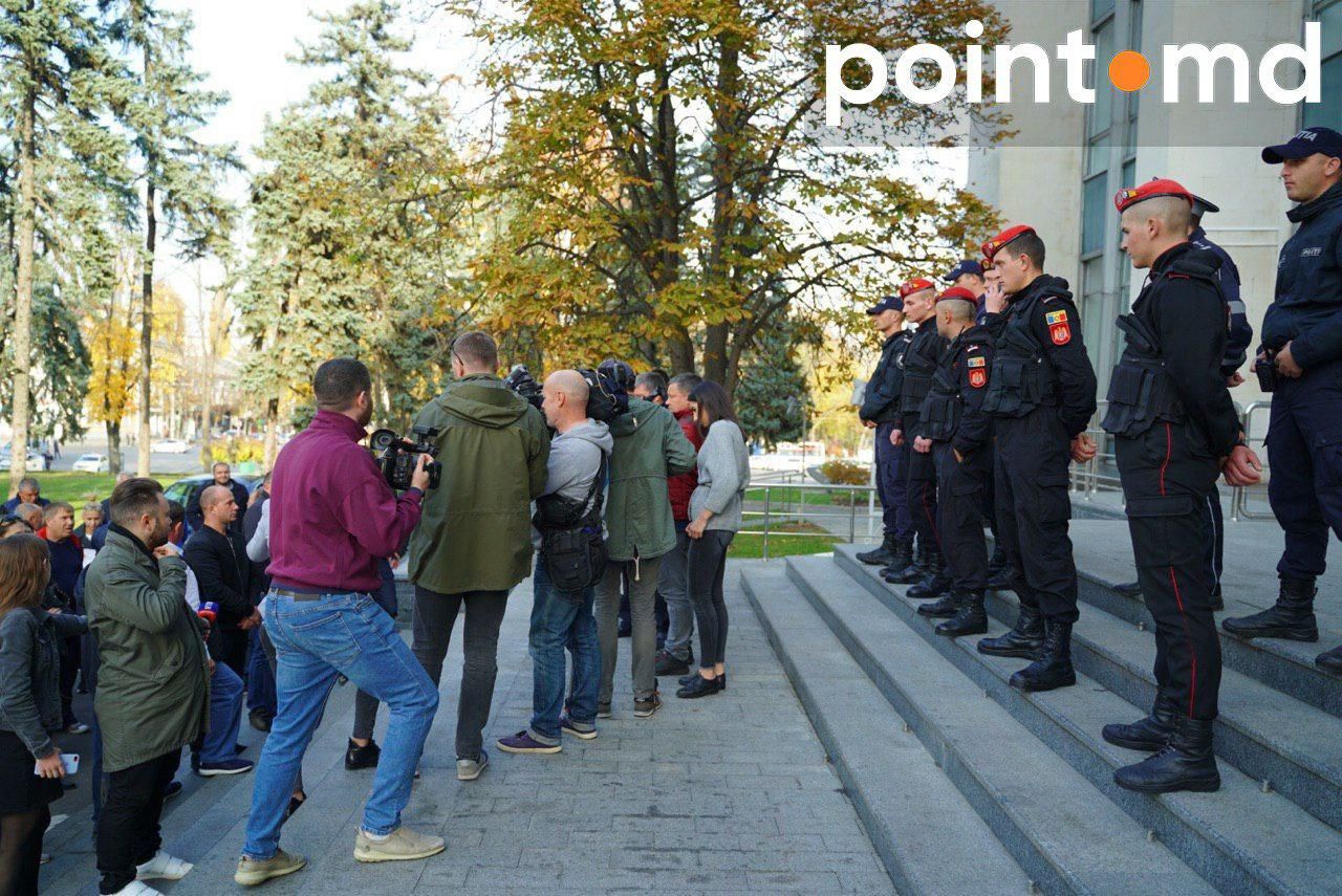 Транспортники перед зданием правительства требуют, чтобы к ним пришел Брынзан