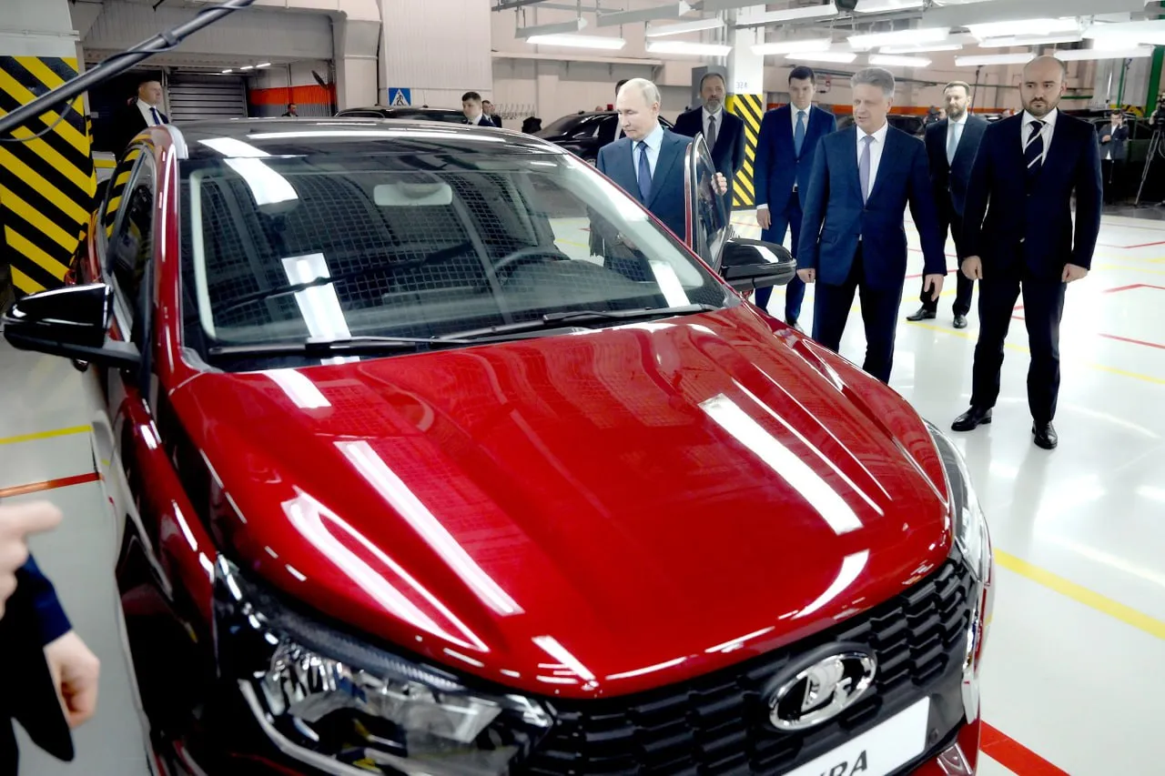 Путину показали новую Lada Iskra