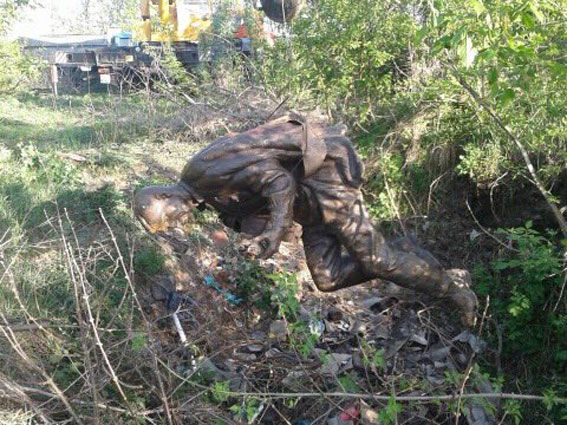 Украденный под Черниговом памятник Марку Бернесу нашли в канаве
