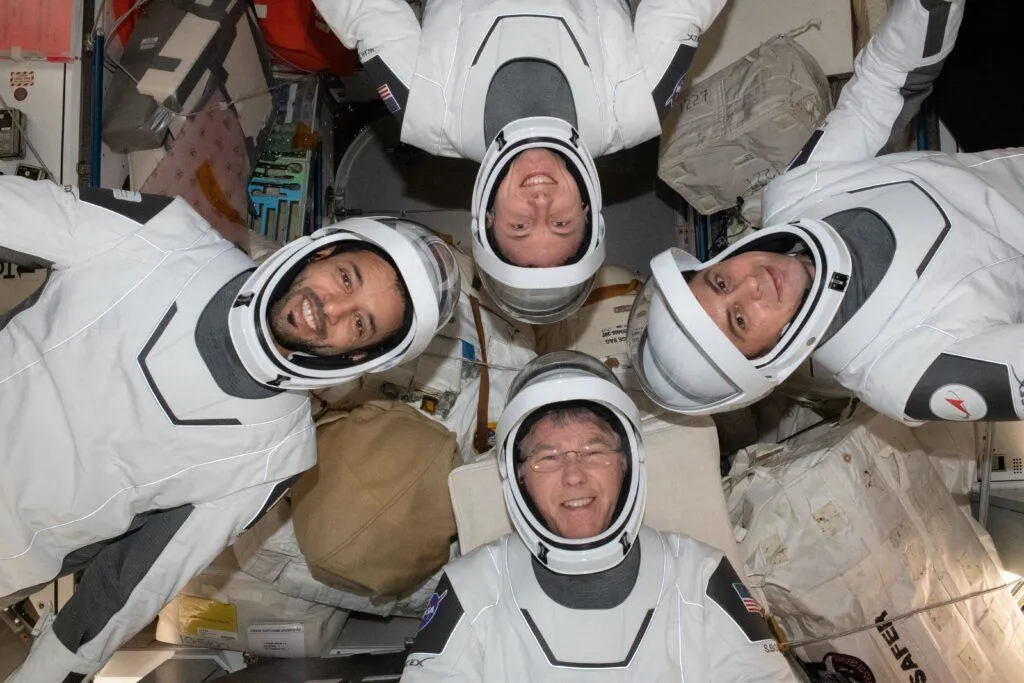 Корабль Crew Dragon с экипажем на борту приводнился в США