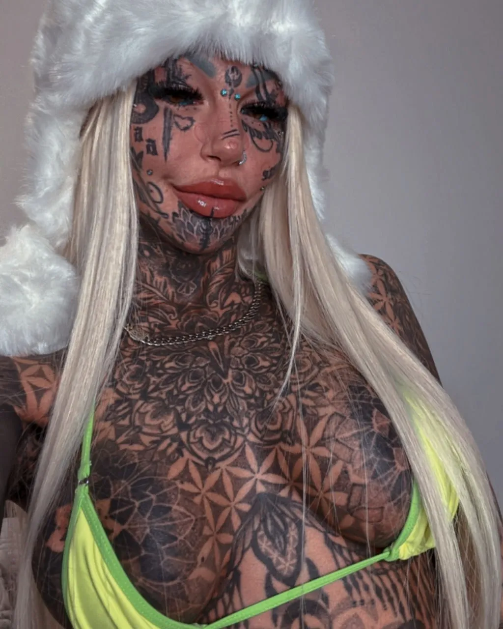 O femeie australiană cu tatuaje care acoperă 99% din corpul ei a dezvăluit cum arăta înainte