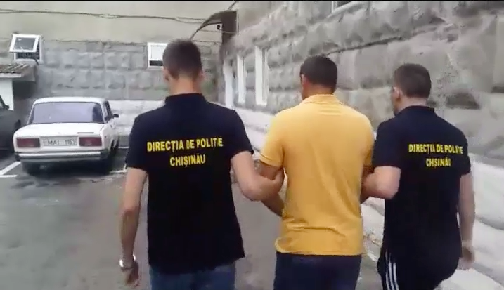 Atenție în ascensoare și la scările blocurilor: Un bărbat lovea cu cruzime femeile și le lua gențile