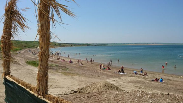 Sute de turiști din zona Moldovei, atrași, zilnic, de plaja de la „Marea Nordului”