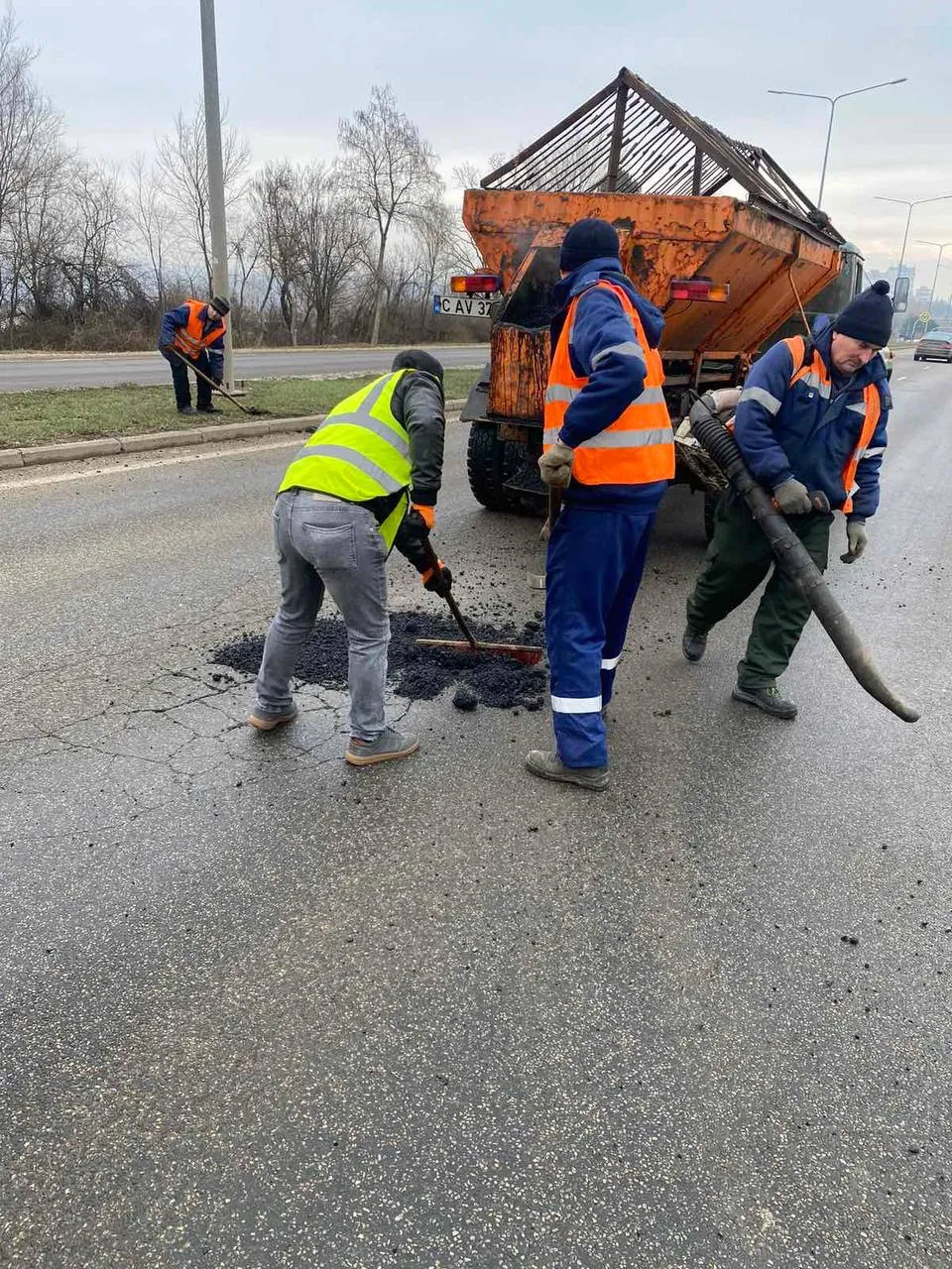 В Кишиневе продолжается ремонт дорог: выбоины засыпают холодным асфальтом