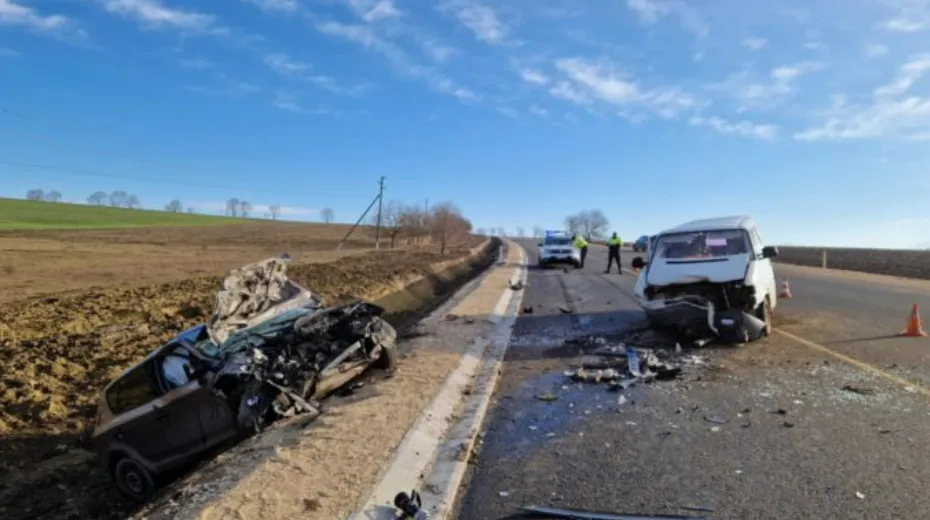Trei persoane au ajuns la spital, în urma unui accident la Soroca: Unui șofer i-ar fi stat rău