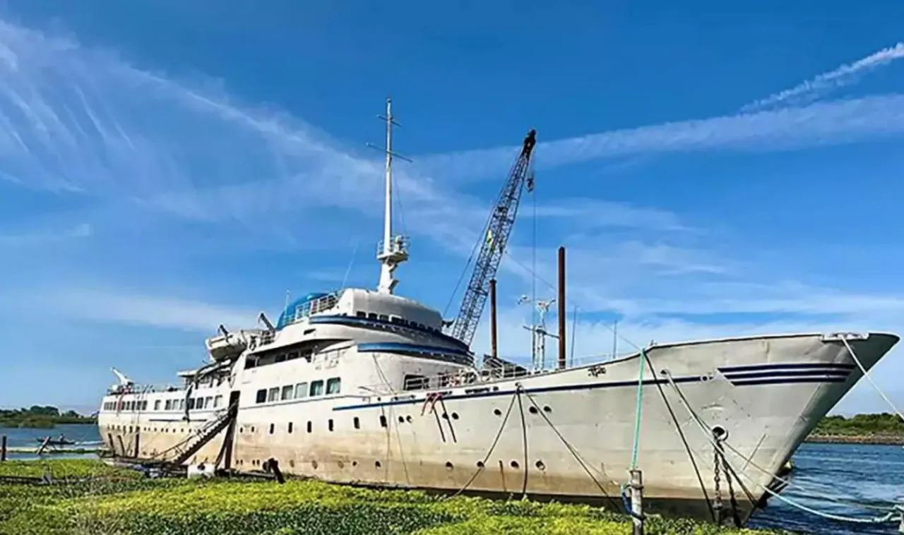 Un bărbat a cheltuit un milion de dolari pentru restaurarea unei nave de croazieră: Acum nava se scufundă
