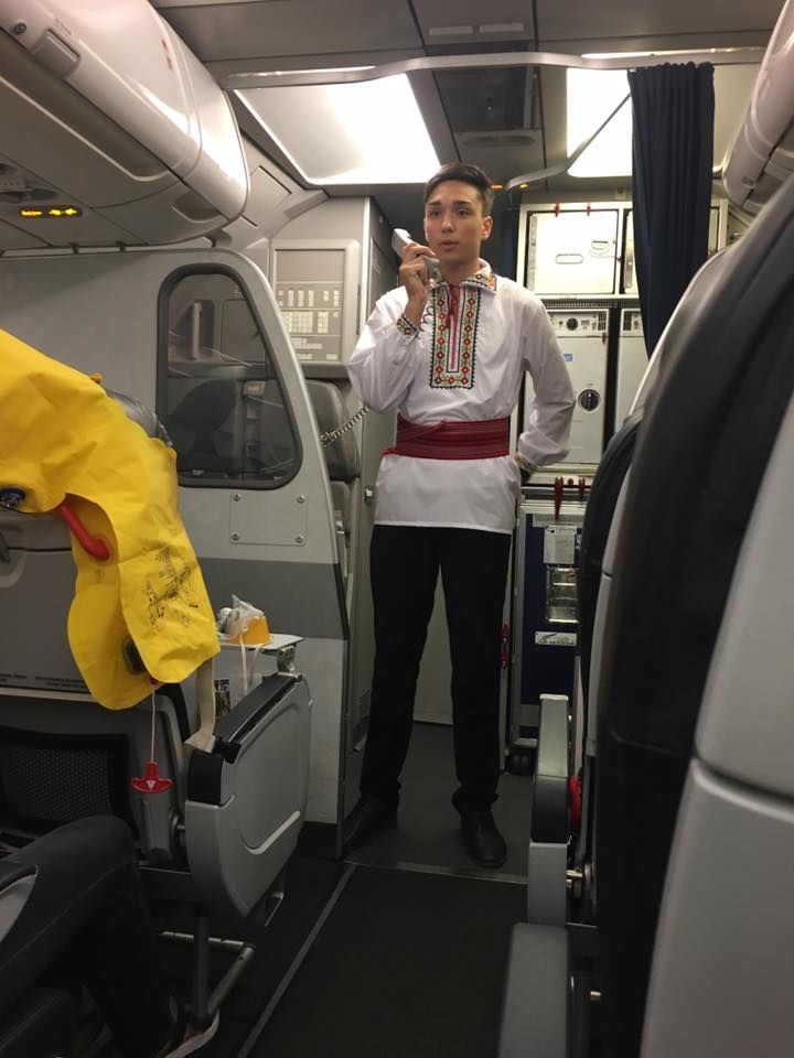 Ziua Independenței. Însoțitori de bord ai Air Moldova, în straie naționale