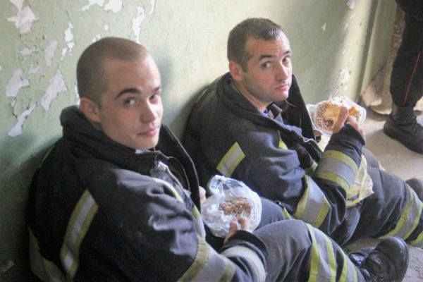 Власти рассказали, чем кормят спасателей и пострадавших при взрыве дома на Рышкановке
