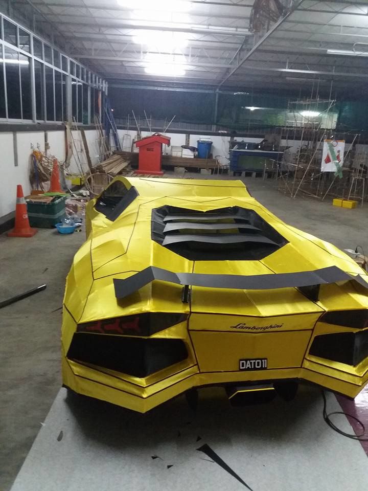 Au plătit 5.000 de dolari ca să ardă un Lamborghini făcut din hârtie