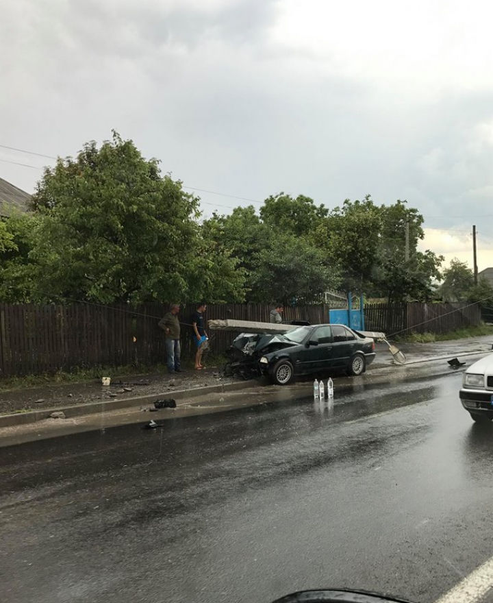 Accident teribil la Peresecina: Un şofer a doborât un pilon de electricitate