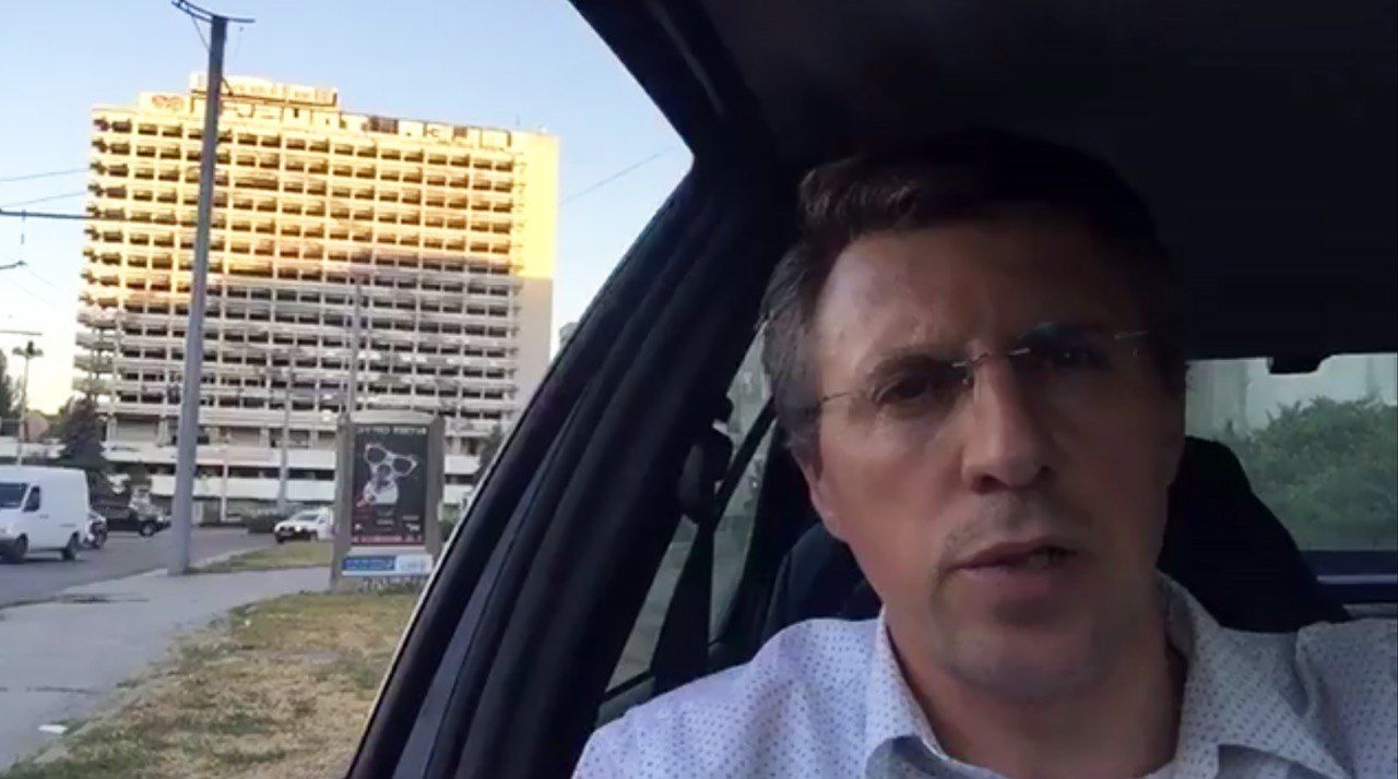 Киртоакэ припарковал авто на тротуаре, чтобы записать видео для Facebook