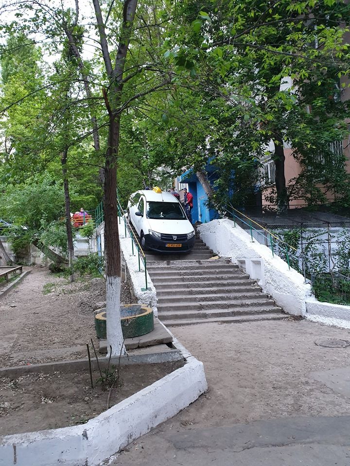 В Кишиневе таксист проехался по лестницам возле жилого дома