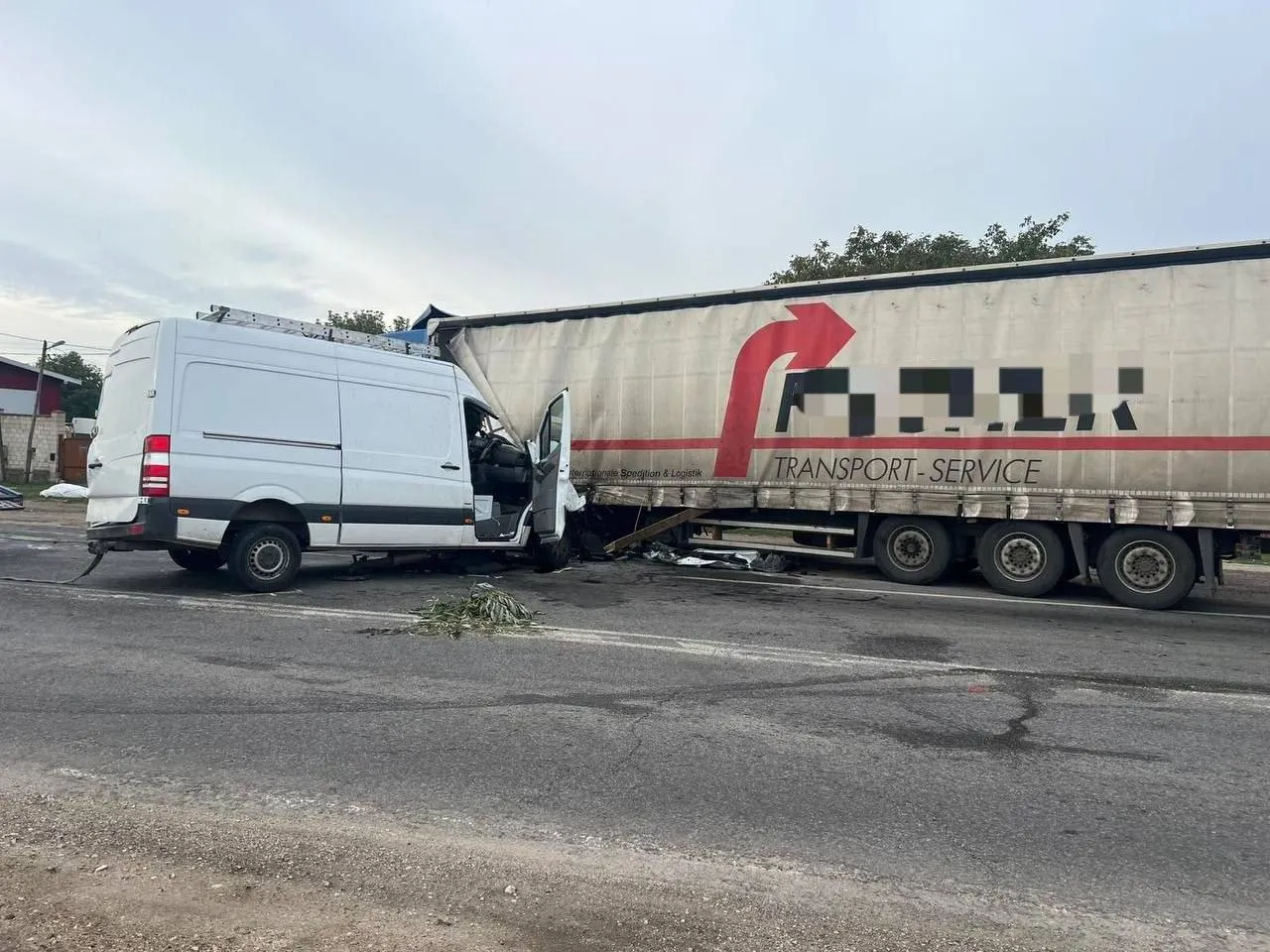 У села Реча Mercedes выехал на встречную полосу: водитель погиб