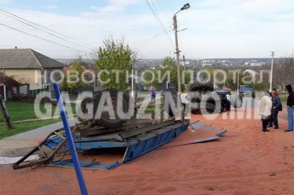 В Чадыр-Лунге перевернулся трактор, груженый зерном