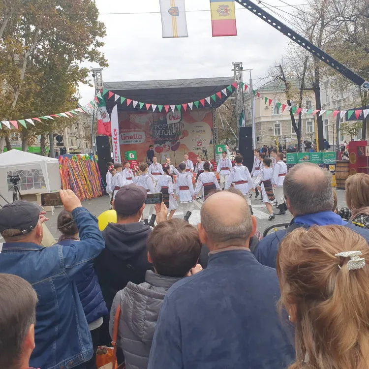 Праздник, музыка, еда: в центре Кишинева сотни людей отмечают День города
