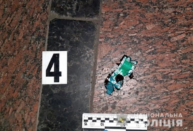 В центре Киева облили зеленкой памятник Ватутину