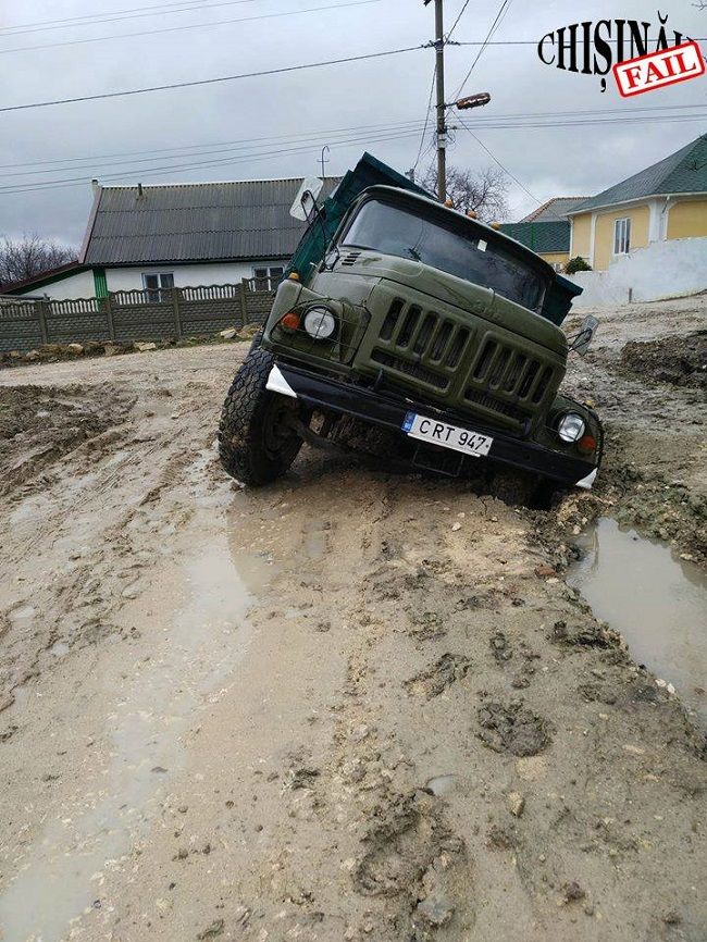 В Милештий Мичь грузовик наполовину утонул в грязи