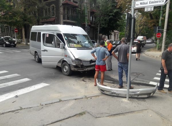 В центре Кишинева водитель маршрутки из-за невнимательности спровоцировал аварию