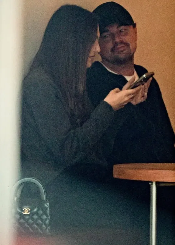 Leonardo DiCaprio, surprins la cumpărături de Crăciun alături de un supermodel de 27 de ani