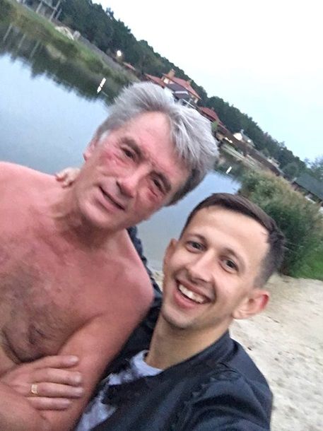 Под Киевом встретили полуголого Ющенко