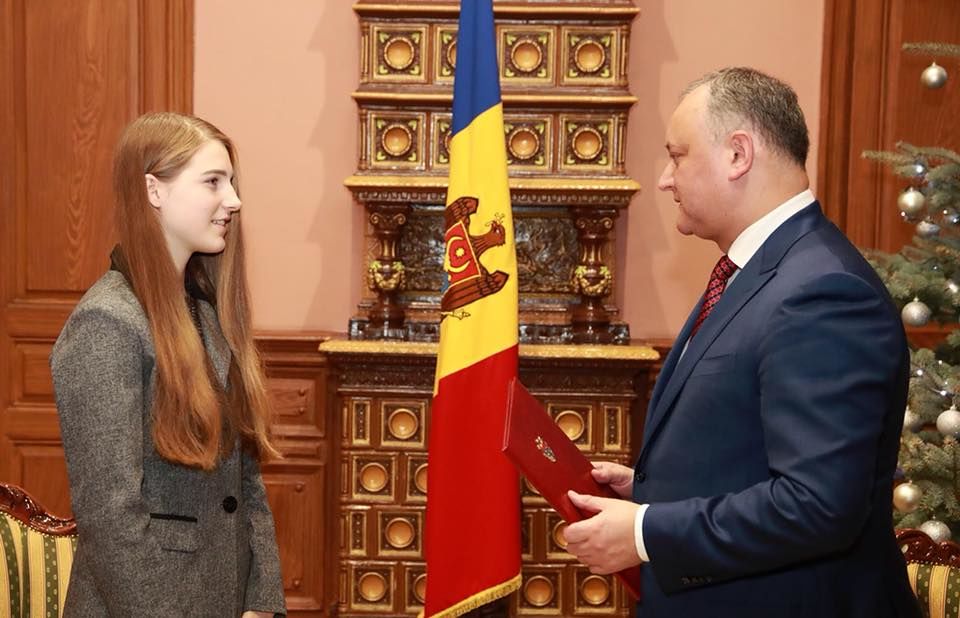 Dodon a îmbrățișat-o pe câștigătoarea concursului Vocea României