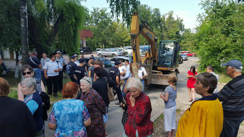 Жители устроили акцию протеста с блокировкой строительной техники в Кишиневе