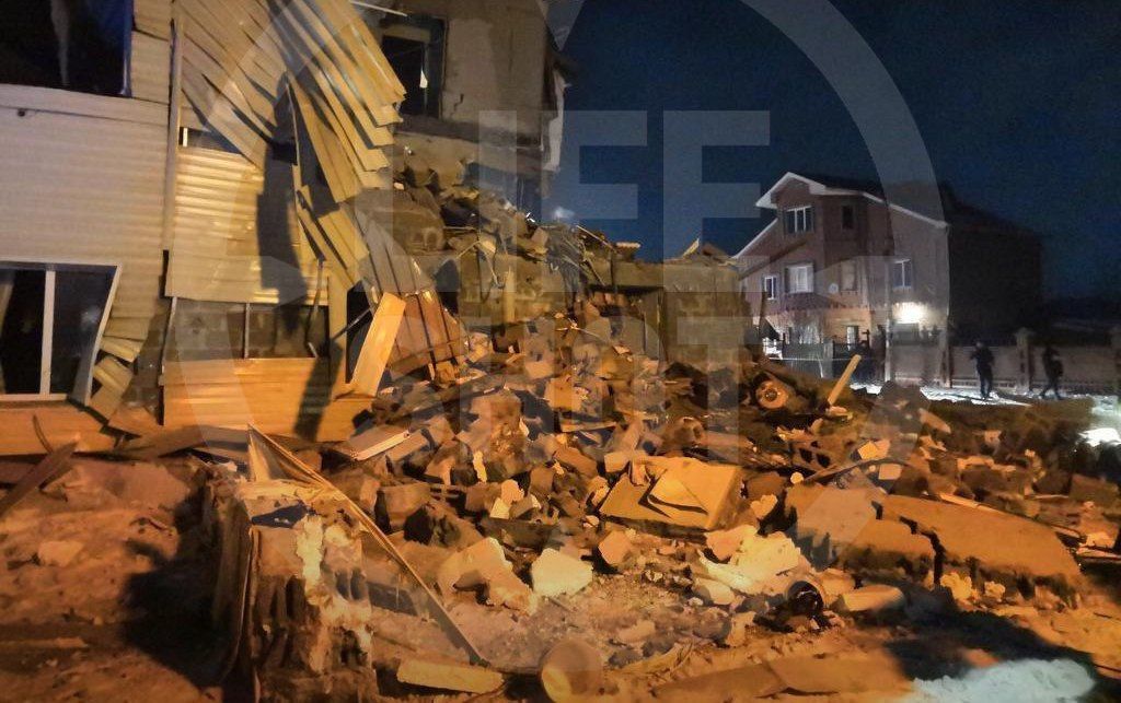 В Красноярске после взрыва обрушился жилой дом