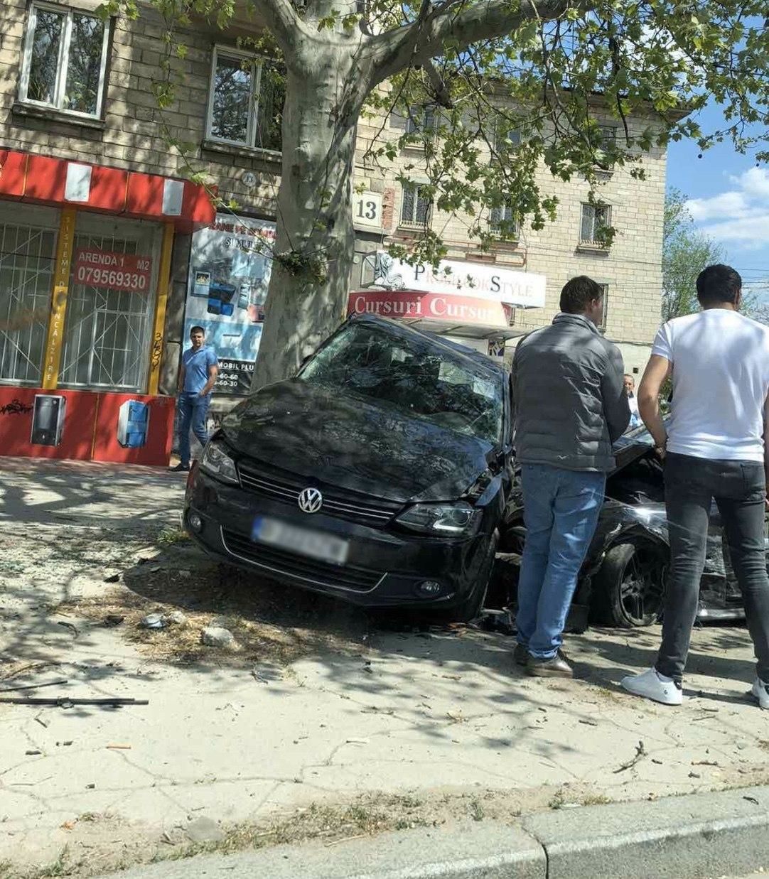В столице произошло ДТП: водители двух BMW не поделили дорогу