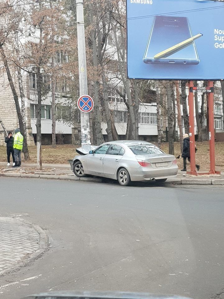 Автомобиль BMW въехал в столб в центре Кишинева