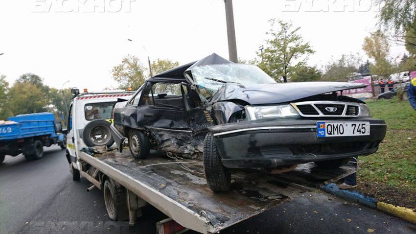 В результате аварии на Чеканах две машины оказались серьезно разбиты