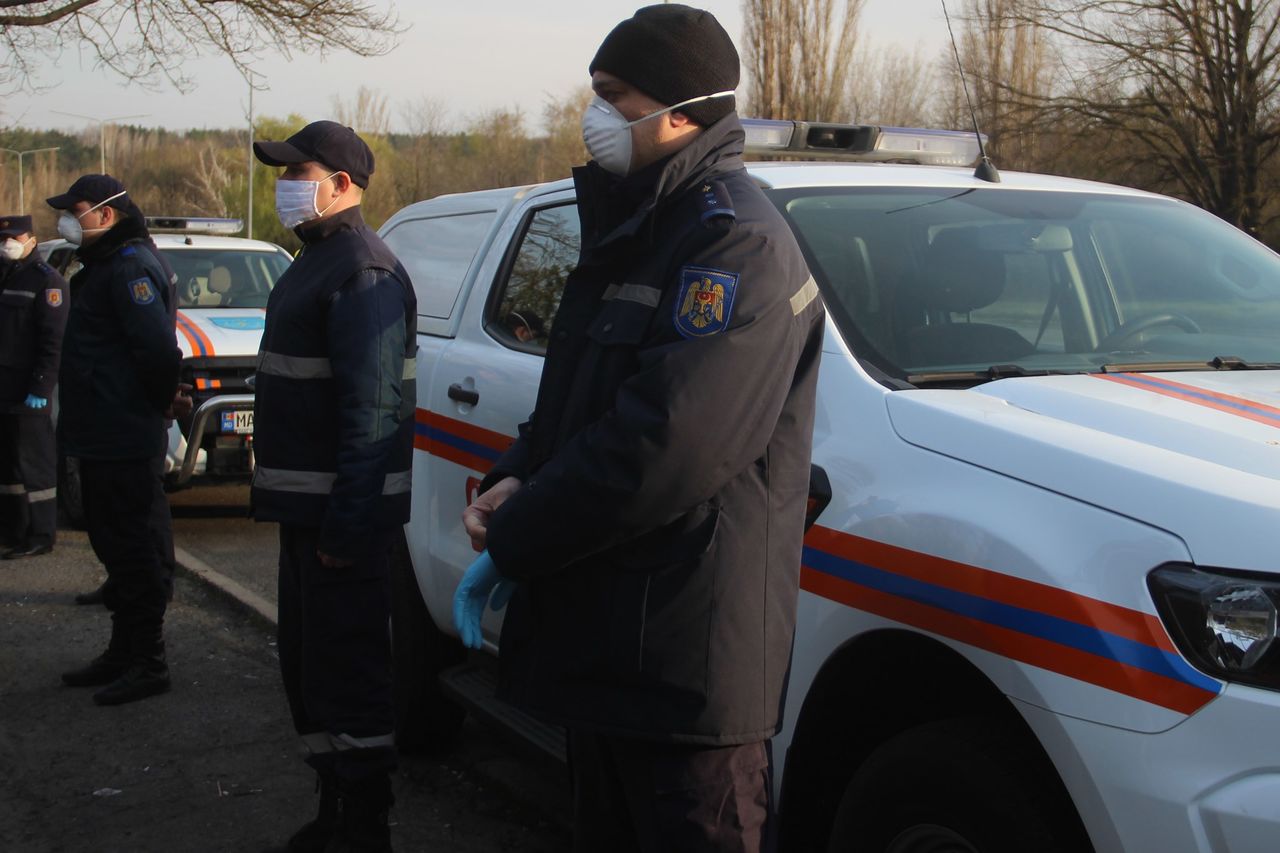 Сотрудники ГИЧС информируют граждан о мерах защиты от коронавируса