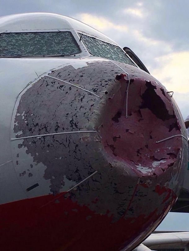 Ciuruit de grindină: Un avion a aterizat de urgenţă la Istanbul. Imagini de la bord