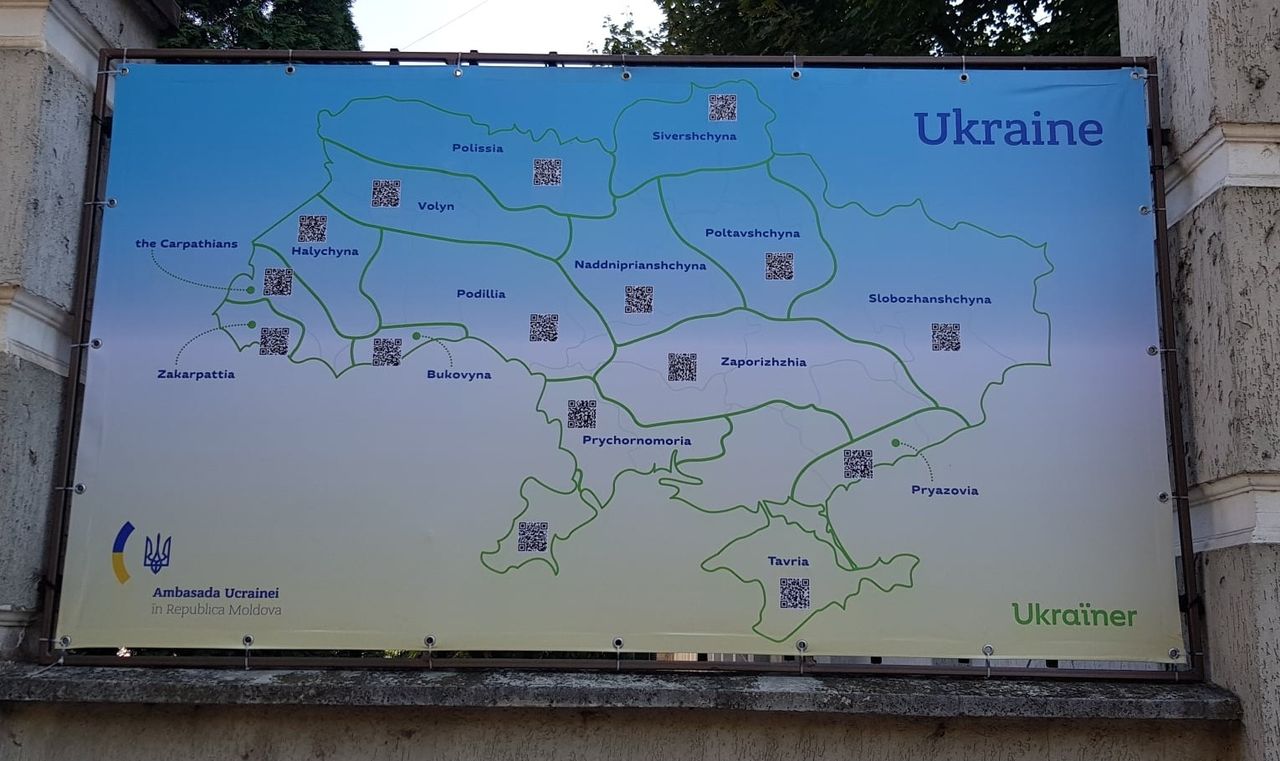 На ограде посольства Украины разместили выставку для привлечения туристов в страну
