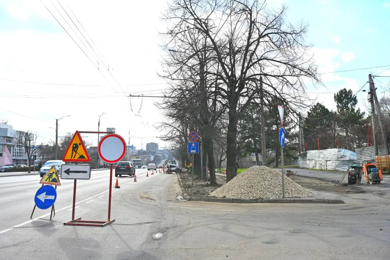 На столичном бульваре Ренаштерий начался ремонт тротуара