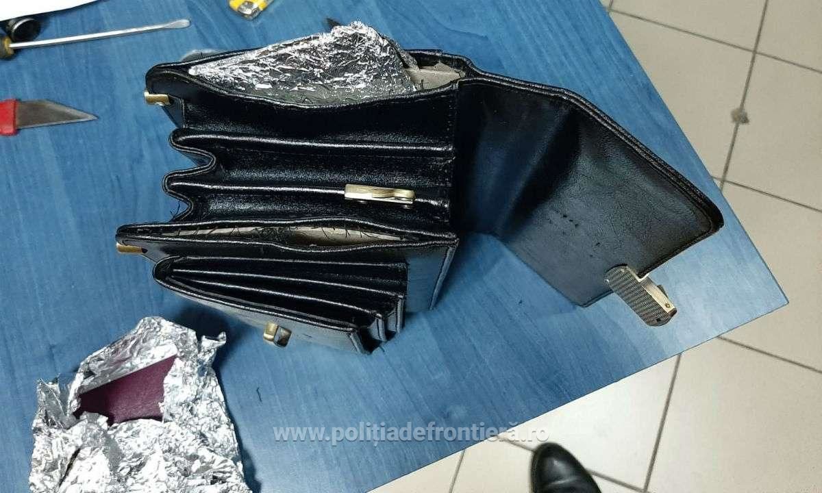 Молдаване завернули в фольгу купленные фальшивые документы, пряча их от пограничников