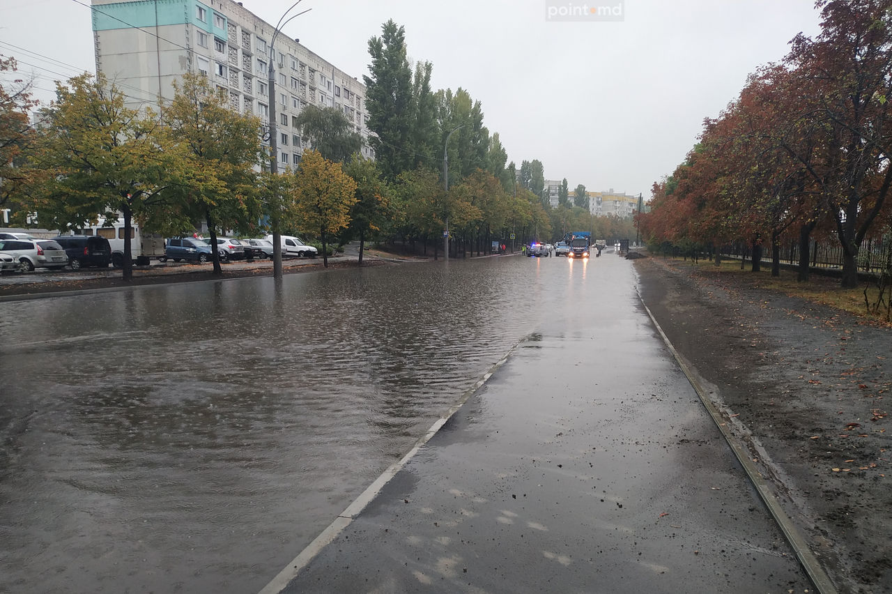 После сильного ливня улицы Кишинева превратились в реки