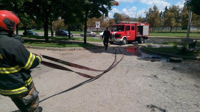 На одной из столичных улиц загорелся автомобиль