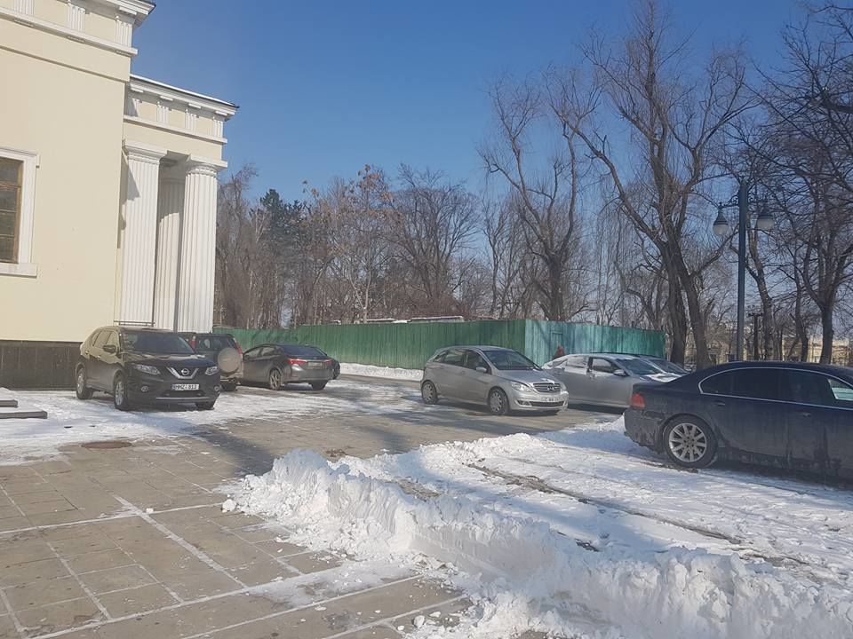 Parcul Catedralei s-a transformat în parcare. Cum și-au lăsat mașinile șoferii care s-au dus la liturghie