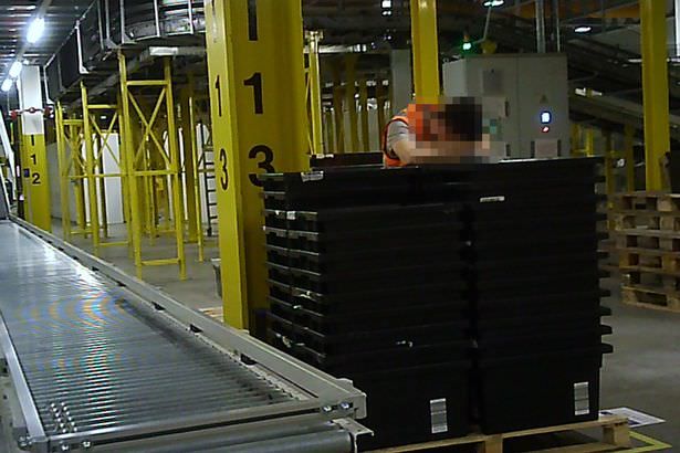 Девочка получила посылку от Amazon и нашла в ней записку с просьбой о помощи