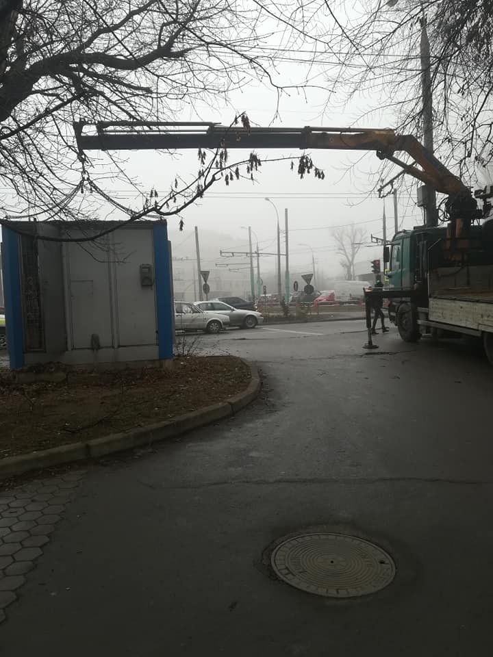 На Телецентре женщина забаррикадировалась в сносимом киоске