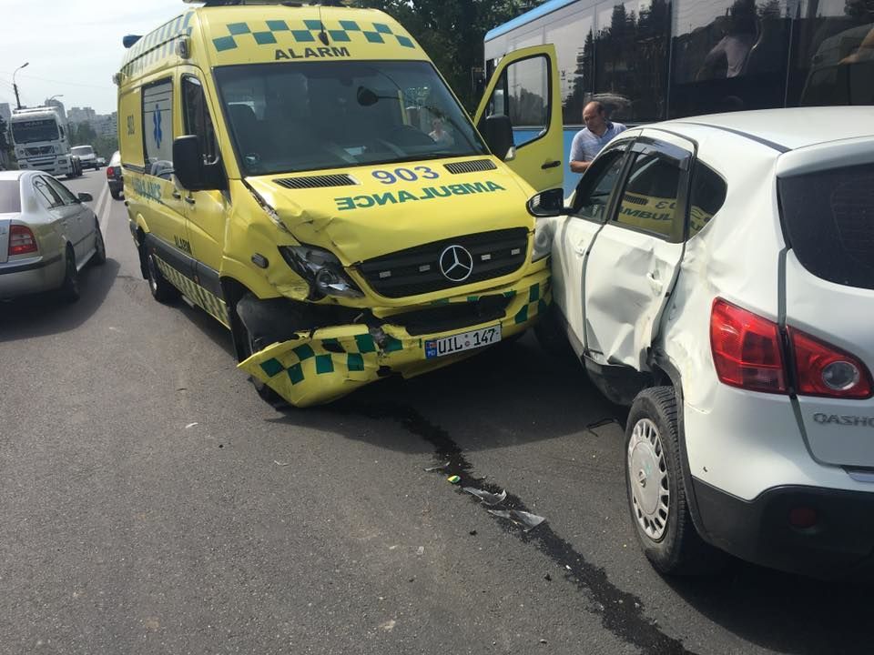 Accident cu implicarea unei ambulanțe: Șoferul caută martori