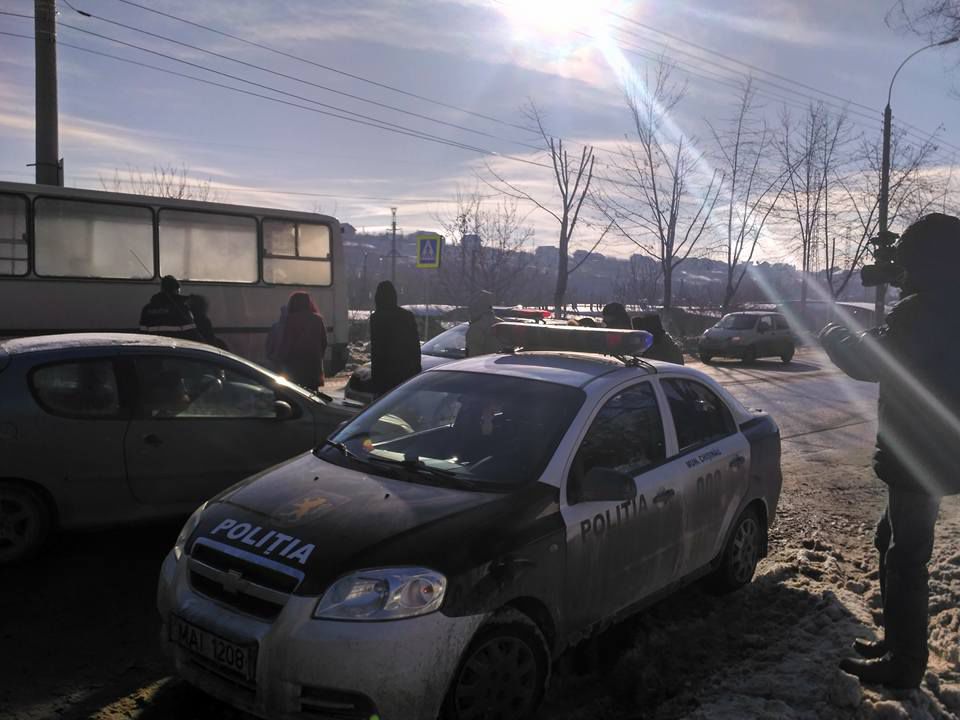 Скандал на Милеску-Спэтару: полиция умывает руки, протестующие перекрывают дорогу