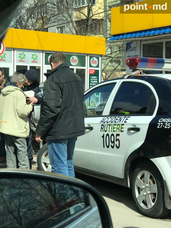 Accident grav în Capitală: O mașină a ajuns cu roțile în sus