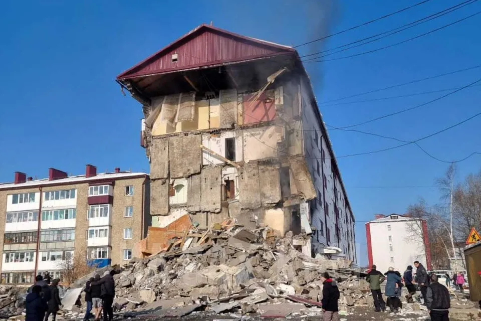 На Сахалине из-за взрыва газа в доме обрушился подъезд: погибли 9 человек