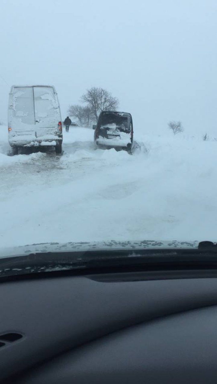 Imagini dramatice la Criuleni. Mai multe mașini și persoane, blocate din cauza stratului gros de zăpadă