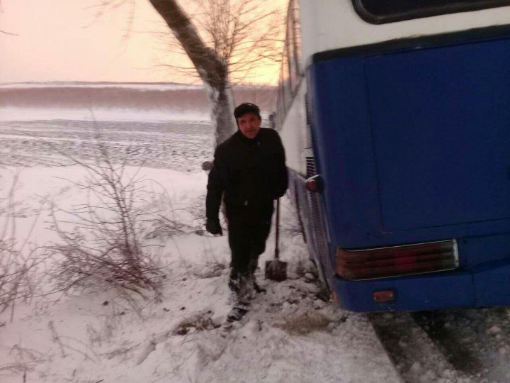 Autobuzul de pe ruta Chișinău-Țâpala, cu 35 de pasageri la bord, a ajuns într-un şant