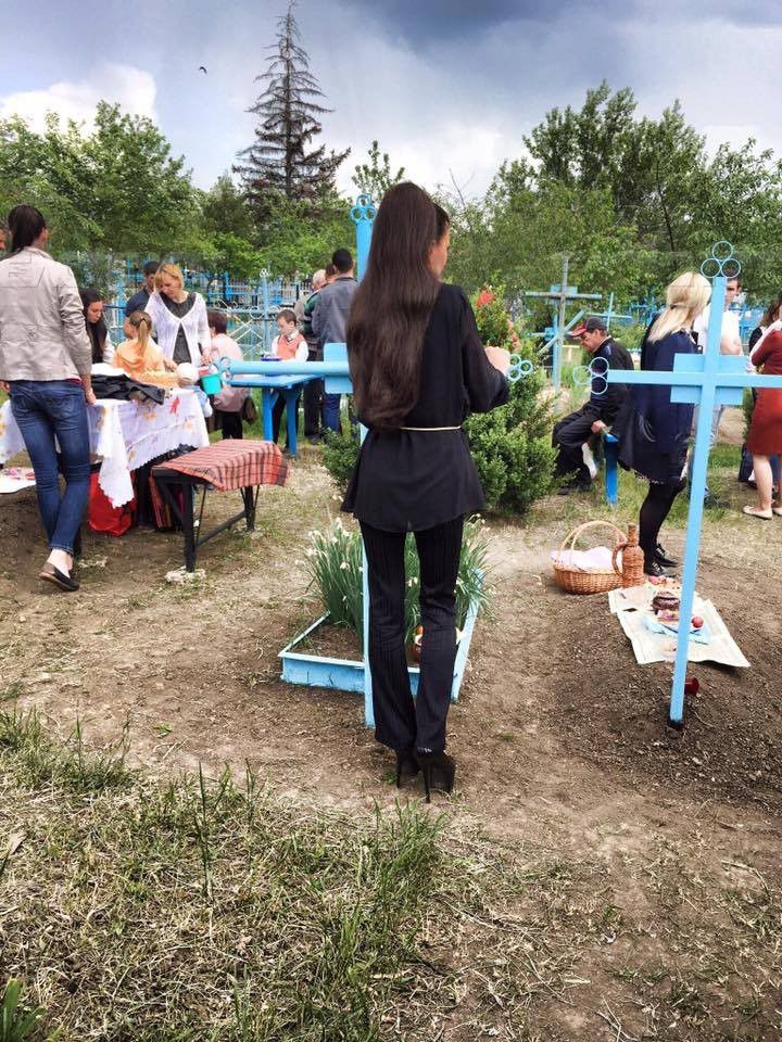 В соцсетях составили хит-парад самых нелепых нарядов в поминальные дни на кладбищах