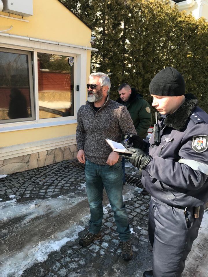 Журналисты телеканала JurnalTV подверглись нападению у дома бизнесмена