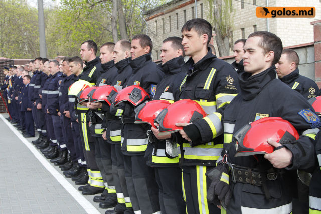 Пожарные и спасатели отмечают свой профессиональный праздник
